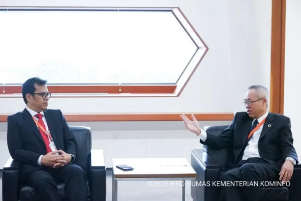 Wakil Menteri Komunikasi dan Informatika Indonesia, Nezar Patria (kiri), pada pertemuan dengan Jenderal Sekretaris Urusan Ekonomi dan Sosial di Departemen Ekonomi dan Sosial Perserikatan Bangsa-Bangsa (UNDESA), Li Junhua, di 2023 IGF di Kyoto , Jepang, pada hari Senin (9 Oktober 2023). (Antara/Ho-Kemenkominfo)